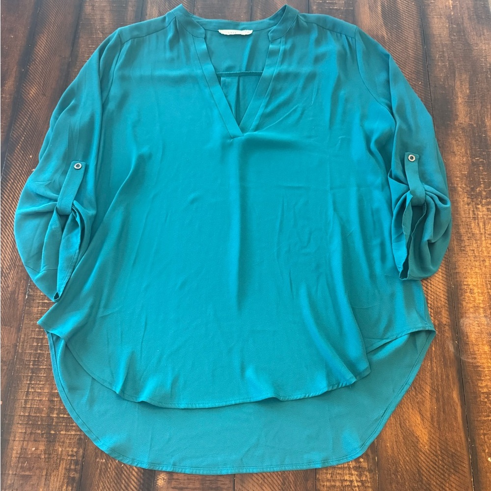 Lush V-Neck Roll-Tab Tunic Blouse in Green